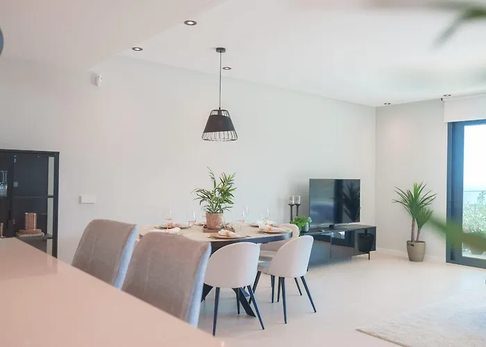 Stunning Modern In Middel Views Higueron דירה פואנגירולה